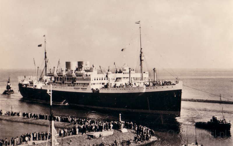 Haven groot schip in oude havenmond .jpg